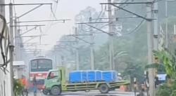 Truk Mogok di Perlintasan Tanah Tinggi, Perjalanan KRL Lintas Tangerang Sempat Terganggu