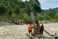 Jembatan Ambruk Diterjang Arus Banjir, 230 KK di Kolaka Utara Terisolasi 