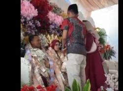 Viral Pernikahan bak Anak Sultan di Bangkalan, Pengantin Bermandikan Uang Saweran