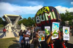 Aksi Hari Bumi Bawa Bola Dunia Raksasa
