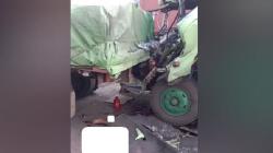 Truk Tabrak 2 Orang sedang Perbaiki Ban Trailer di Pinggir Jalan, 1 Orang Tewas 