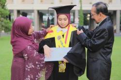 Kisah Inspiratif Dewi Agustiningsih, Dinobatkan Lulusan Tercepat dan Termuda S3 di UGM