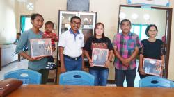 Anggota DPRD dari Perindo Marthen Adji Serahkan Bantuan Alat Timbang untuk Posyandu di Sikka