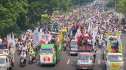 May Day, Ribuan Buruh di Surabaya Blokade Jalan dan Serukan Tuntutan<