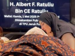 Innalillahi, Mona Ratuliu Berduka Ayah Tercinta Meninggal Dunia