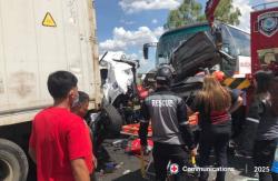 Horor! Bus Ngebut Seruduk Deretan Mobil Antre di Gerbang Tol, 12 Orang Tewas