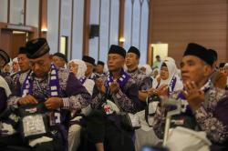 Potret Keberangkatan Kloter Pertama Calon Jemaah Haji 2025 ke Tanah Suci