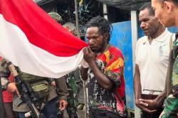 Cium Merah Putih, Minanggen Murib Eks Anggota OPM Kembali ke Pangkuan NKRI<