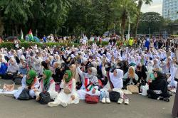Aksi Bela Palestina di Depan Kedubes AS, Massa Kompak Bawa Alquran