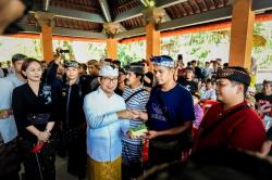 Jelang Hari Galungan, Bupati Badung Serahkan Bansos Rp2 Juta Tiap KK