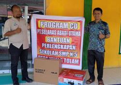 PT Selaras Abadi Utama Beri Bantuan Seperangkat Komputer untuk SMPN 5 Pelalawan