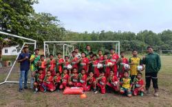 Dukung Kegiatan Olahraga, PT SRL Berikan Perlengkapan Sepak Bola ke SSB