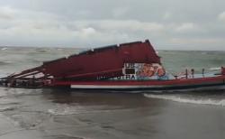 Kapal Angkut 98 Wisatawan Tenggelam di Pantai Malabero Bengkulu, 7 Tewas