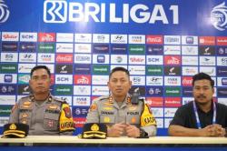 Polisi Buru Suporter Arema Pelempar Batu ke Bus Persik Kediri di Stadion Kanjuruhan<
