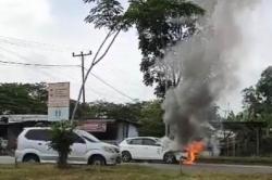 Kebakaran Mobil ASN Gegerkan Warga Pekanbaru, Diduga akibat Korsleting Listrik<