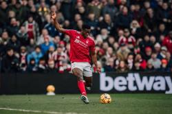 Ngeri! Striker Nottingham Forest Taiwo Awoniyi Koma usai Tabrak Tiang Gawang