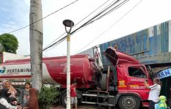 Truk Tangki BBM Tabrak 3 Ruko di Cakung Jaktim