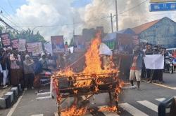 Tuntut Pilkades Digelar, Warga 14 Desa di Sampang Demo hingga Bakar Keranda Mayat<