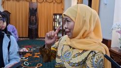 Tak Hadiri Pemeriksaan KPK, Khofifah Ternyata Cuti Hadiri Wisuda Putranya di China