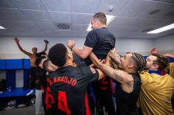 Barcelona Juara La Liga! Hansi Flick Diarak Pemain di Ruang Ganti