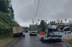 Kecelakaan di Humbahas, Ambulans Bawa Jenazah Ditabrak Truk 1 Orang Tewas<