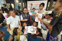 50 Warga Kolong Tol Rawa Bebek Dapat Beasiswa Pendidikan