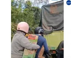 Viral Truk Logistik Terguling di Banyuasin, Warga Kompak Jarah Muatan<