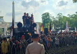 Demo di Kantor Gubernur Jatim, Massa Ojol Sampaikan 5 Tuntutan soal Tarif Aplikasi