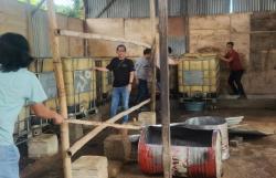 Polisi Temukan Gudang Penimbunan BBM di Rumah Kepala Kampung Gunung Agung<