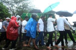 Suasana Haru Pemakaman Suami Najwa Shihab di Tengah Guyuran Hujan Deras