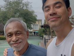 Darius Sinathrya Berduka, Sang Ayah Meninggal Dunia 