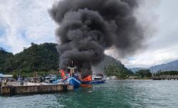 Kapal Ikan KM Makmur 03 Terbakar di Laut Banda, 11 ABK Dilaporkan Hilang <