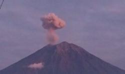 Gunung Semeru Erupsi 4 Kali Pagi Ini, PVMBG Minta Warga Jauhi Besuk Kobokan 