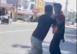 Viral Pengendara Mobil di Pekanbaru Baku Hantam dengan Jukir gegara Uang Rp2.000<