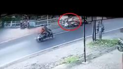 Detik-Detik Kecelakaan di Maros Terekam CCTV, Pemotor Vespa Terpental Usai Tabrakan dengan Mobil