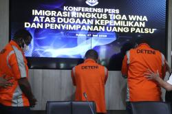 Tiga WNA Kantongi Ribuan Dolar AS Palsu Ditangkap Petugas Imigrasi 