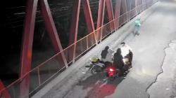 Begal Sadis Rampas Motor Driver Ojol di Deliserdang Terekam CCTV<