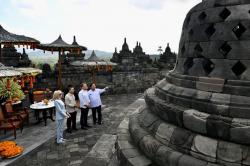 Potret Prabowo, Macron dan Brigitte di Atas Candi Borobudur, Kagumi Warisan Budaya