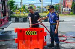 Cegah Parkir Liar, Dishub Badung Pasang 30 Water Barrier di Sepanjang Jalan Terminal Mengwi<