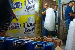 Polisi Gerebek Toko Miras di Bandung, Ribuan Botol dan Jeriken Ciu Disita<