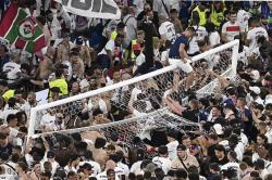 Ribuan Suporter PSG Potong Jala Gawang dan Cabut Rumput Stadion usai Final Liga Champions 2024-2025