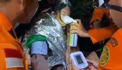 Momen Dramatis Tim SAR Evakuasi 35 Pendaki di Bukit Pading karena Hipotermia<