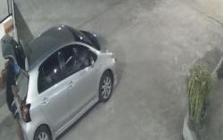 Terlilit Judi Online, Pria Bermobil Terekam CCTV Curi Kotak Amal di Padang