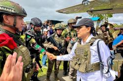 Momen Sri Mulyani Pakai Rompi Anti-Peluru Kunjungi Nduga, Dialog dengan Prajurit TNI