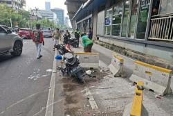 Kecelakaan 2 Mobil dan 1 Motor di Kuningan Jaksel, Tabrak Separator Busway
