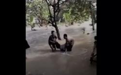 Viral Pemotor Terseret Arus Kali Lamong usai Nekat Terobos Banjir di Gresik