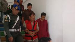 Tersangka Korupsi, Mantan Pejabat BUMD Bangkalan Gunakan Rompi Tahanan Tangan Diborgol