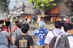 Kebakaran di Pasar Kampung Ambon Jaktim, Api Berkobar Lahap Pertokoan<