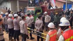 Ratusan Warga Geruduk Proyek Smelter PT CNI, Nyaris Bentrok dengan Petugas<