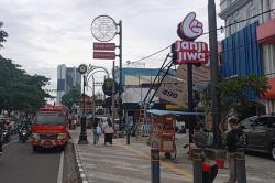 Angin Kencang Landa Depok, Reklame di Margonda Roboh Nyaris Timpa Mobil